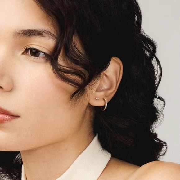 Maison Miru Flat Back Titanium Studs Designer Earrings Crystal Nap 18g 6mm NWT - Picture 4 of 4